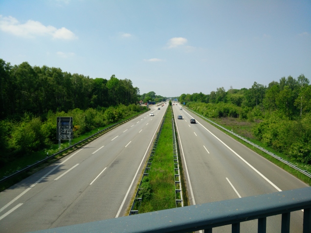 Vanaf het eerste viaduct in Duitsland zie je de op-en afritten liggen. De grensovergang is nog steeds in gebruik als  parkeerplaats. In de verte verschiet het asfalt van kleur.