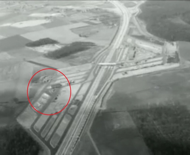Ter oriëntatie: dit is een screenshot van luchtbeeld uit 1962, toen de grensovergang opende. In deze hoek is de grenspost via de achterdeur te bereiken.